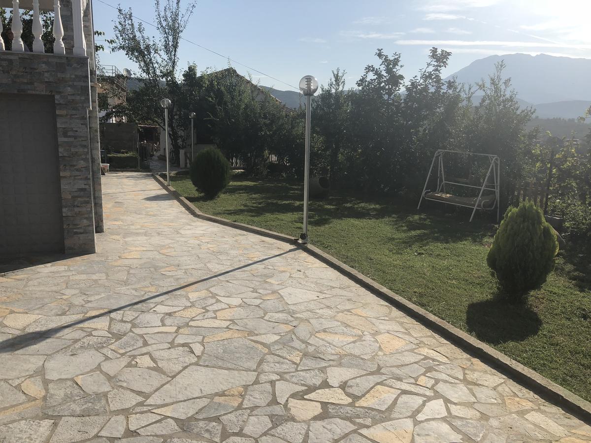 Guest House Xhuljon Berat Exterior foto